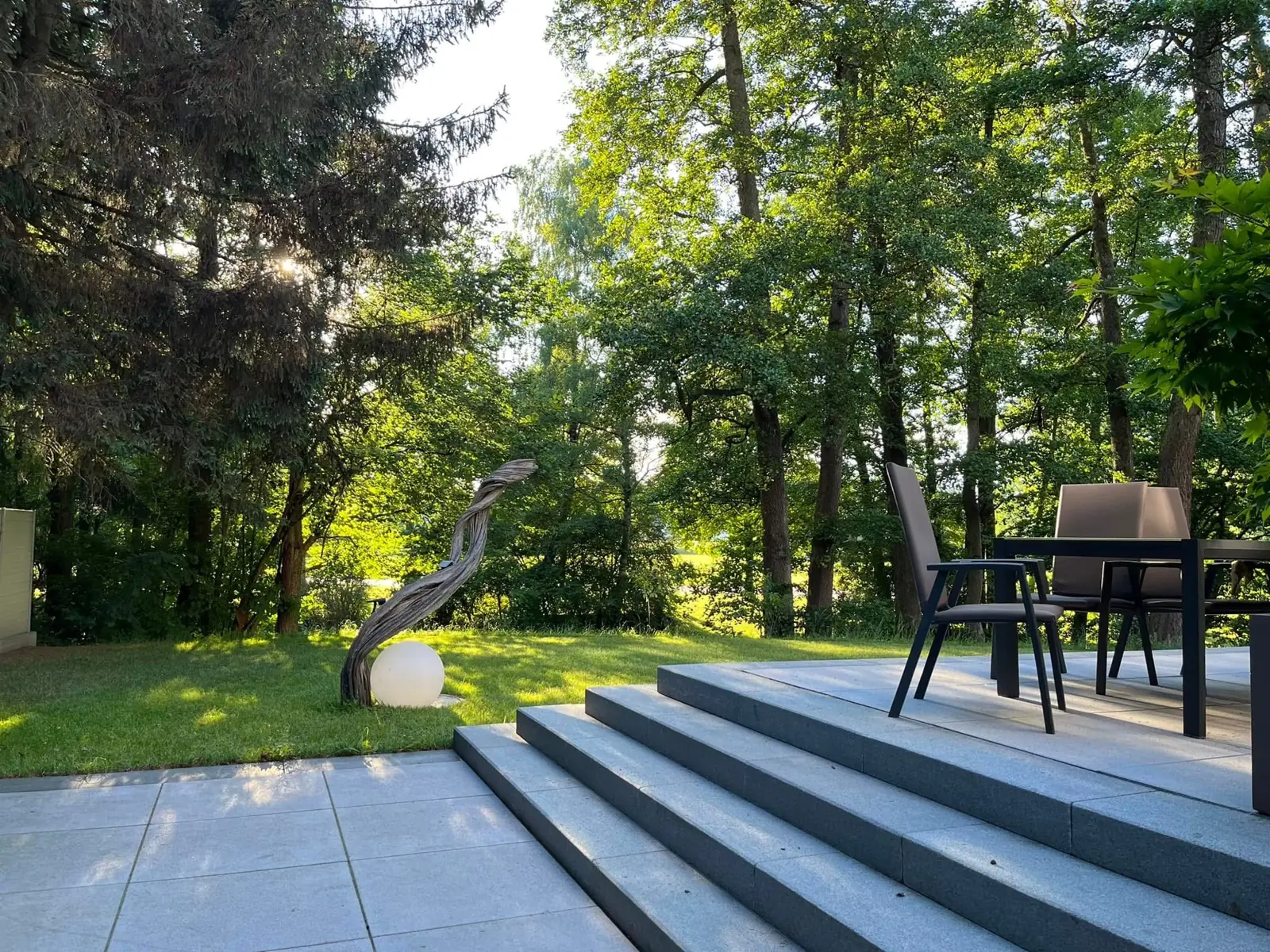Garten mit Terrasse, Rasen und eingewachsenen Bäumen aus dem Muriqi-Projektarchiv