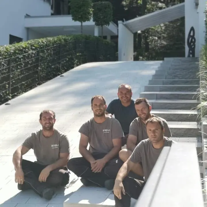 Mitarbeiter von Muriqi auf einer Baustelle – Teamfoto der bestehenden Website