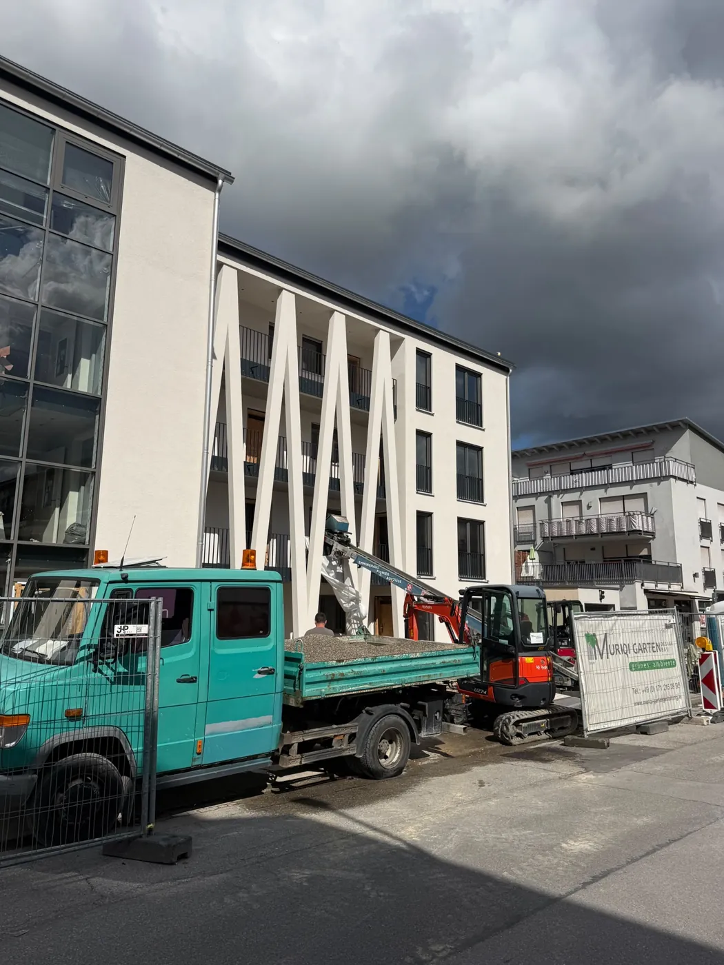 Kipper und Minibagger der Muriqi GmbH im Einsatz auf einer Baustelle
