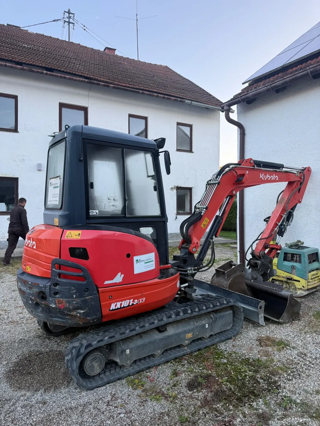 Kubota-Minibagger der Muriqi GmbH mit Anbaugeräten und Rüttelplatte
