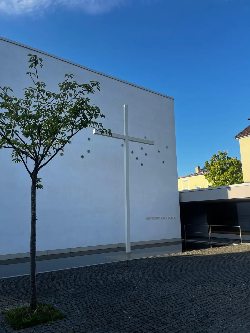 Außenanlage eines Gebetshauses – Ansicht 2
