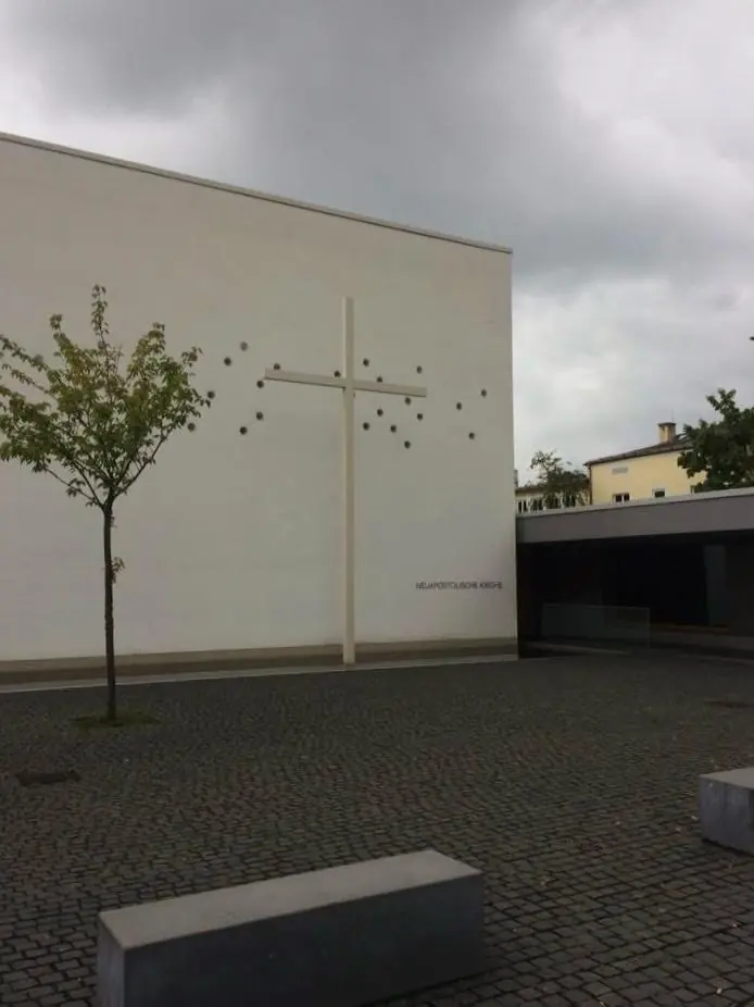 Außenanlage eines Gebetshauses – Ansicht 3