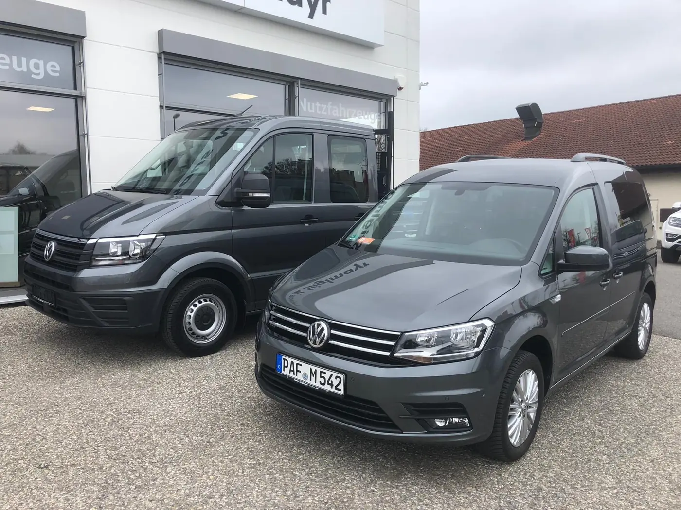 Zwei Fahrzeuge aus dem Fuhrpark der Muriqi GmbH